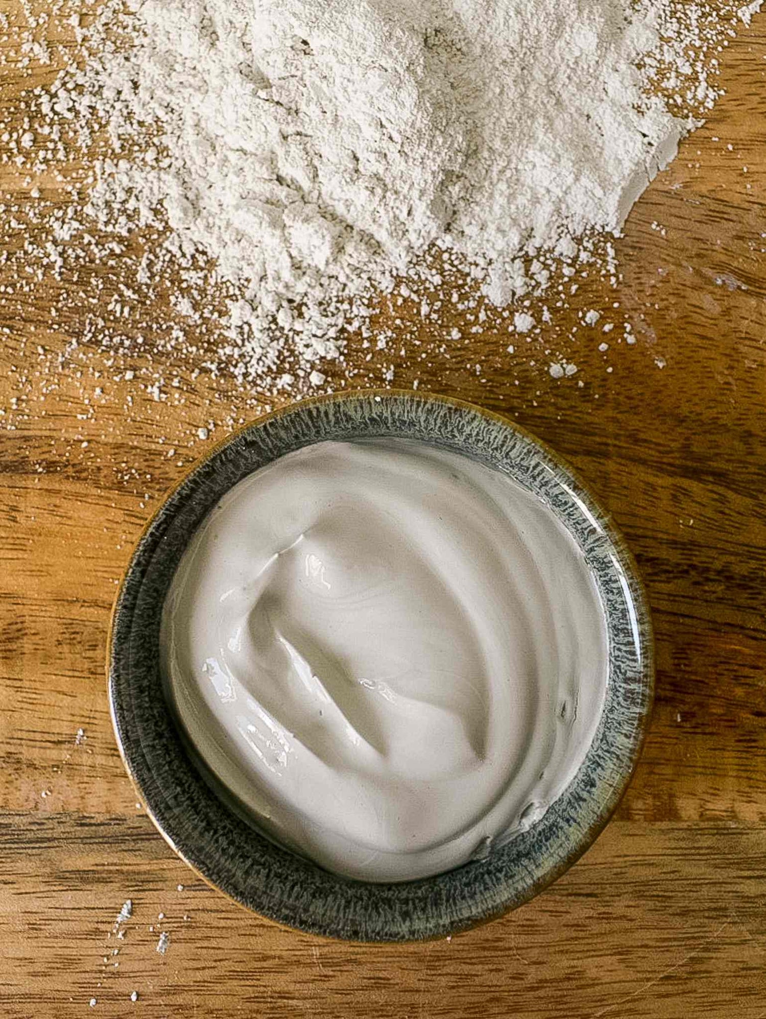 Schaaltje met kaolinpoeder en kaolin masker