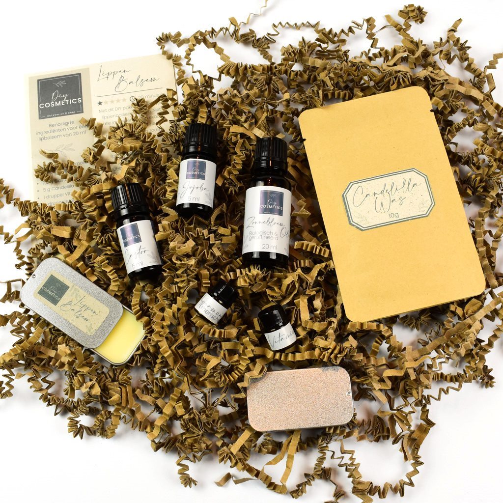 DIY Lippenbalsem ingrediënten liggend op kraft papier krullen.