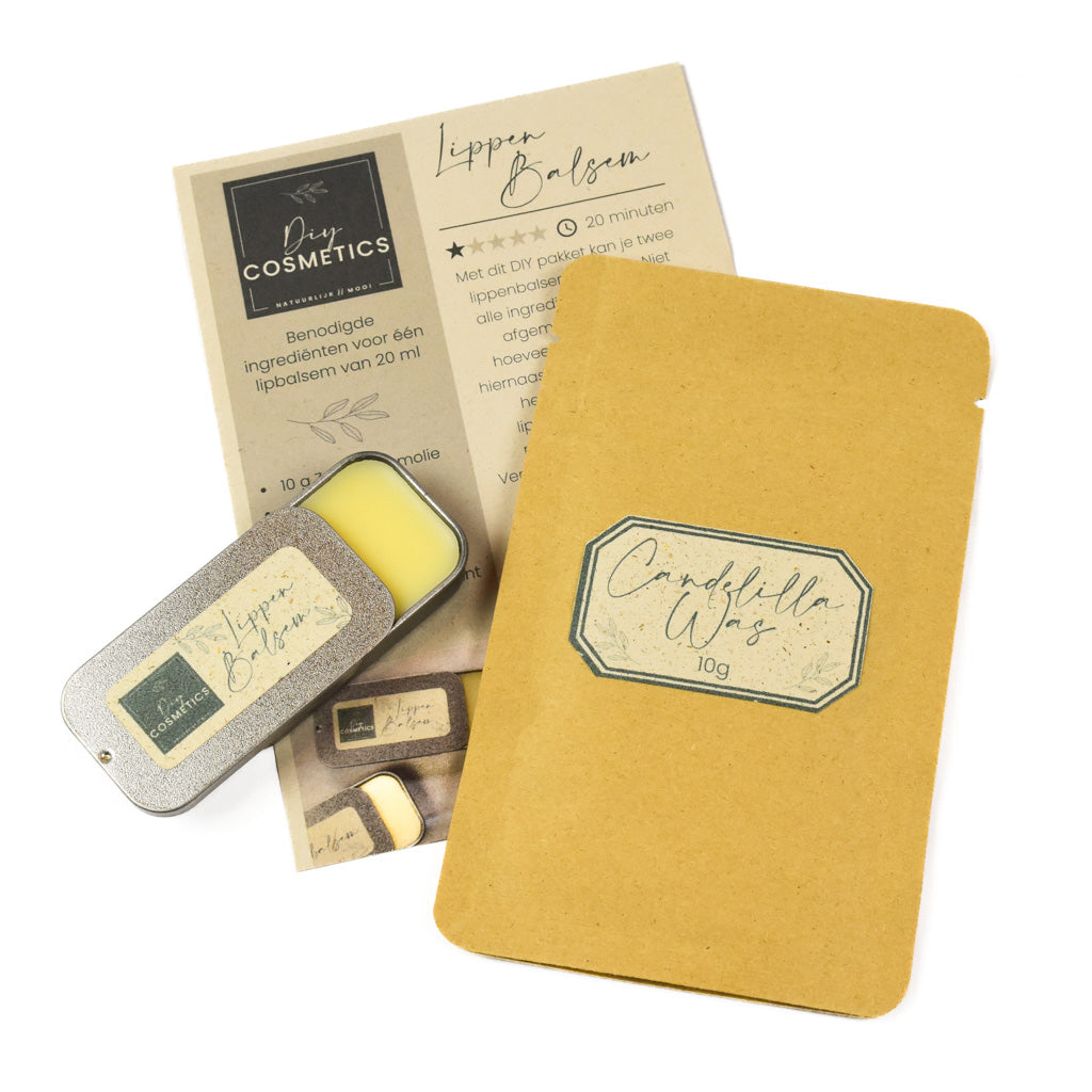 DIY lippenbalsem folder met kraft stazak met candelillawas en een blikje met lippenbalsem.