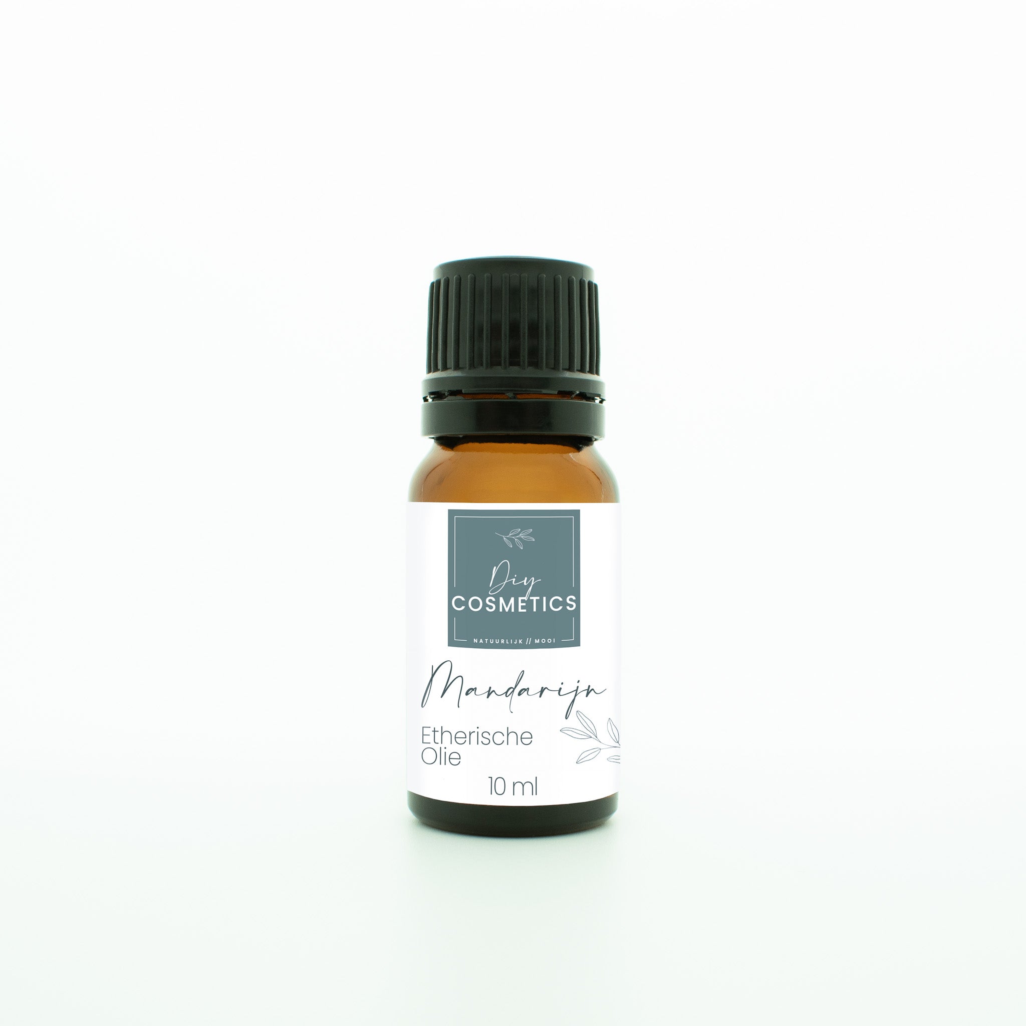 Biologische mandarijn etherische olie in glazen amber kleurig flesje van 10 ml met glazen dop.