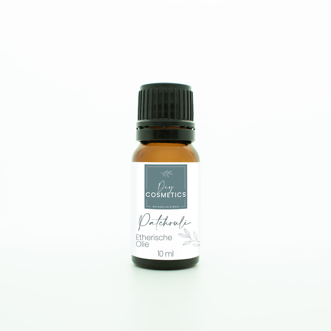 Amber kleurig glazen flesje van 10 ml met zwarte dop. Gevuld met biologische Patchouli etherische olie.