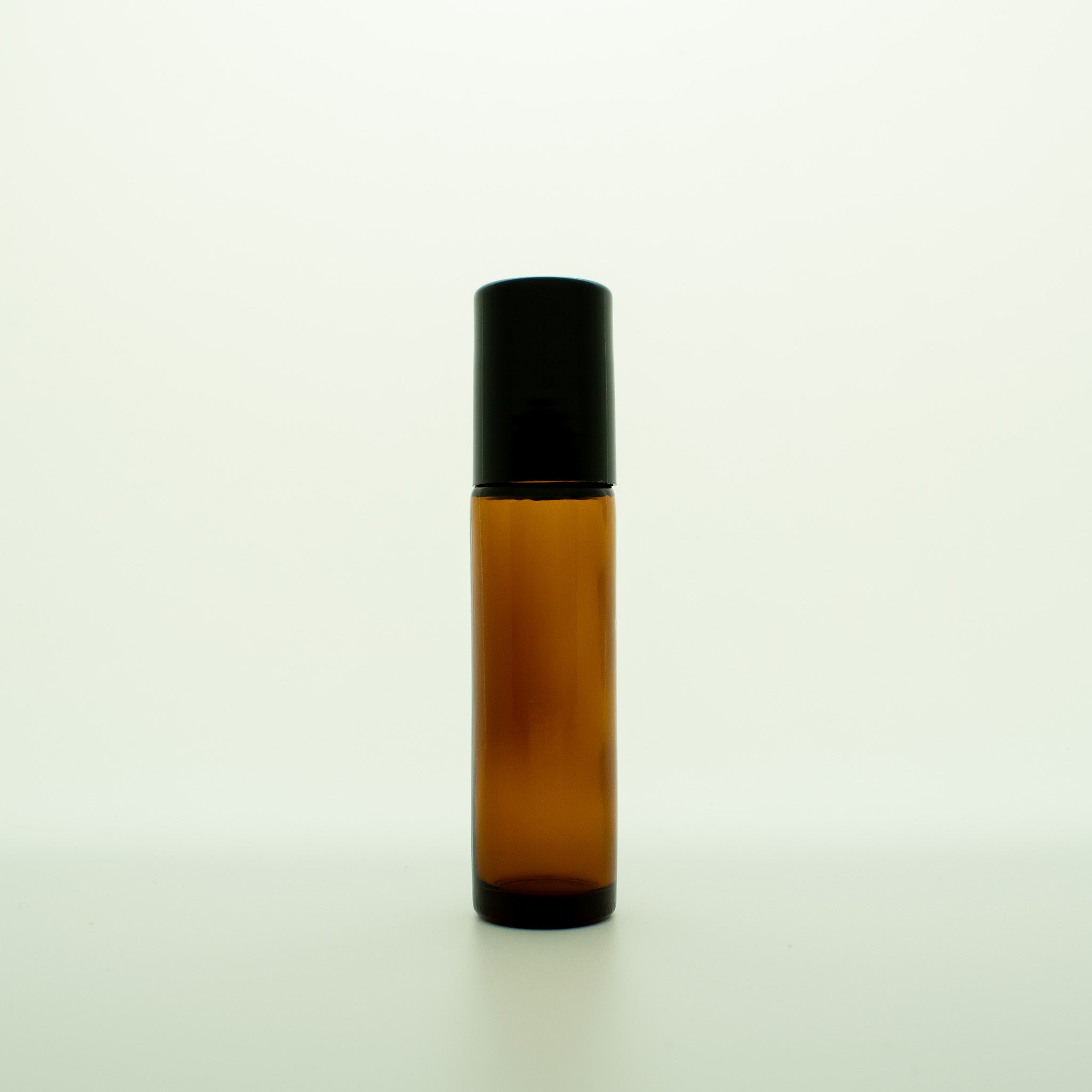 Roller flesje, 10 ml, van amber kleurig glas met zwarte dop.
