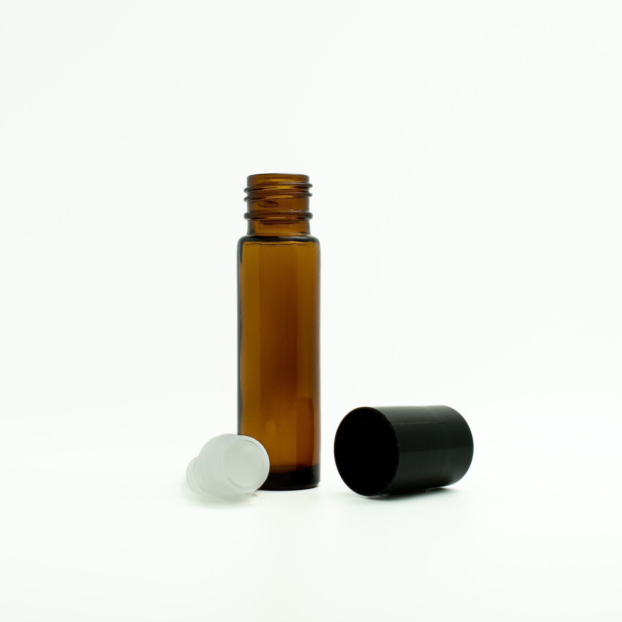 Roller flesje, 10 ml, van amber kleurig glas met zwarte dop en roller naast het flesje..