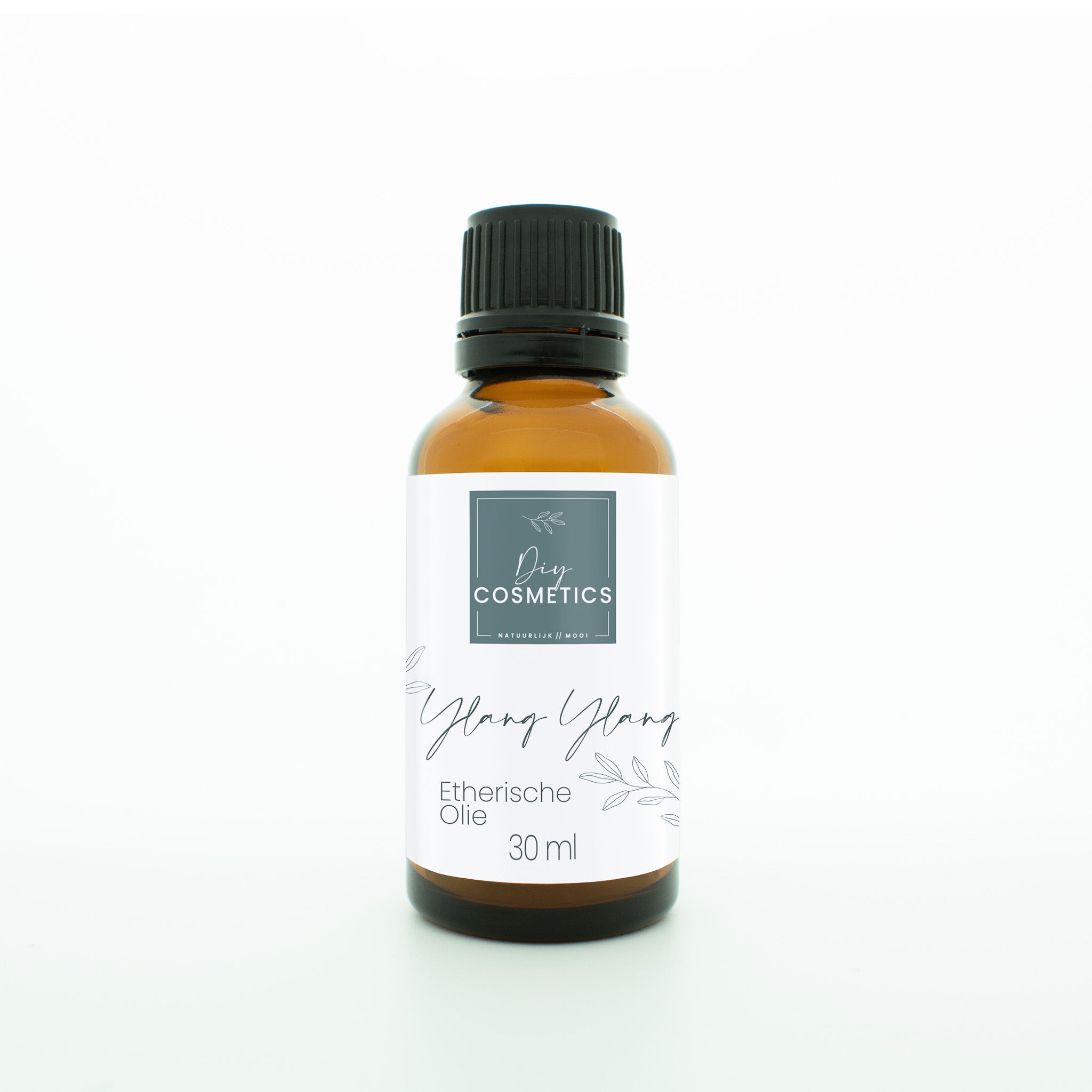 Amber kleurig glazen flesje van 30 ml met zwarte dop. Gevuld met biologische Ylang-Ylang etherische olie.