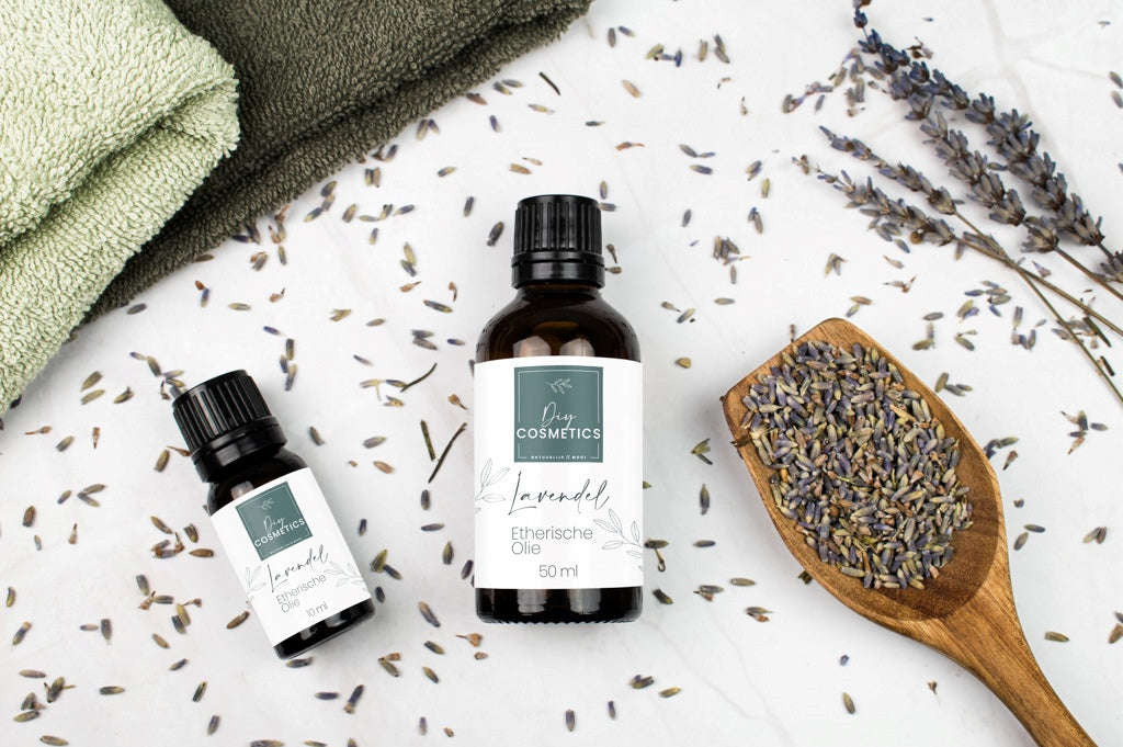 Foto van flesje lavendel etherische olie van 10ml en 30 ml met lavendel takje en gedroogde bloemen