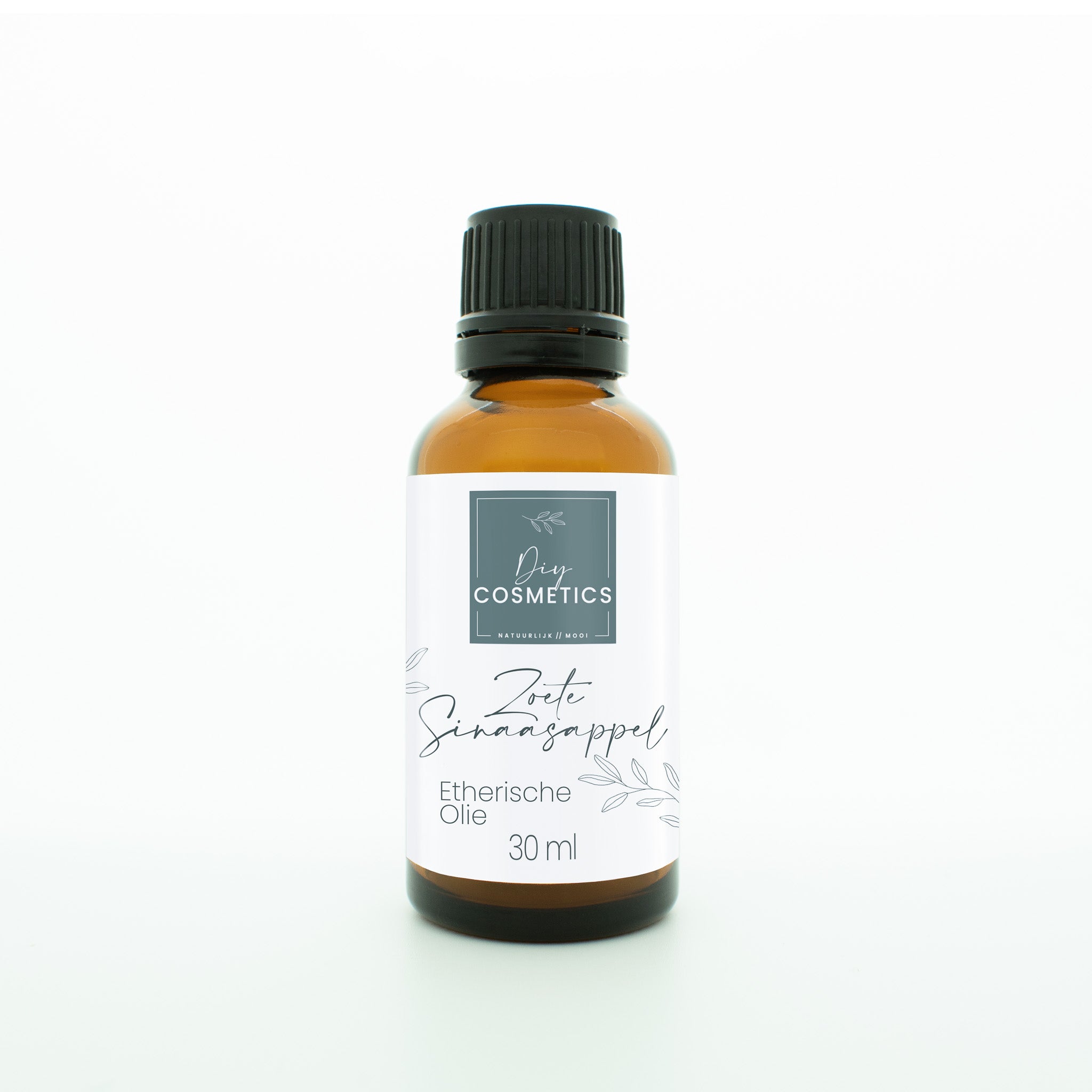 Amber kleurige glazen fles van 30 ml gevuld met biologische etherische zoete sinaasappel olie.