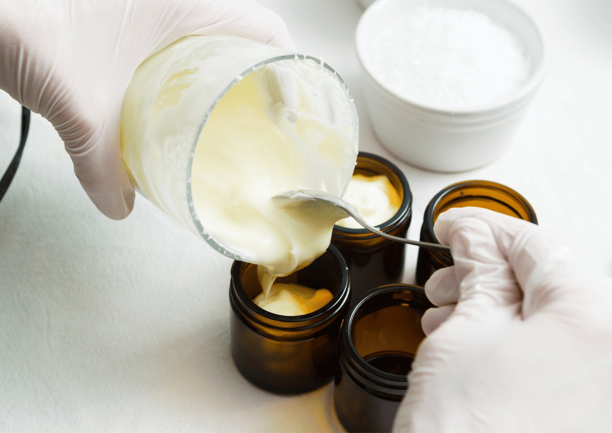 DIY crème wordt in amber glazen potten gedaan.