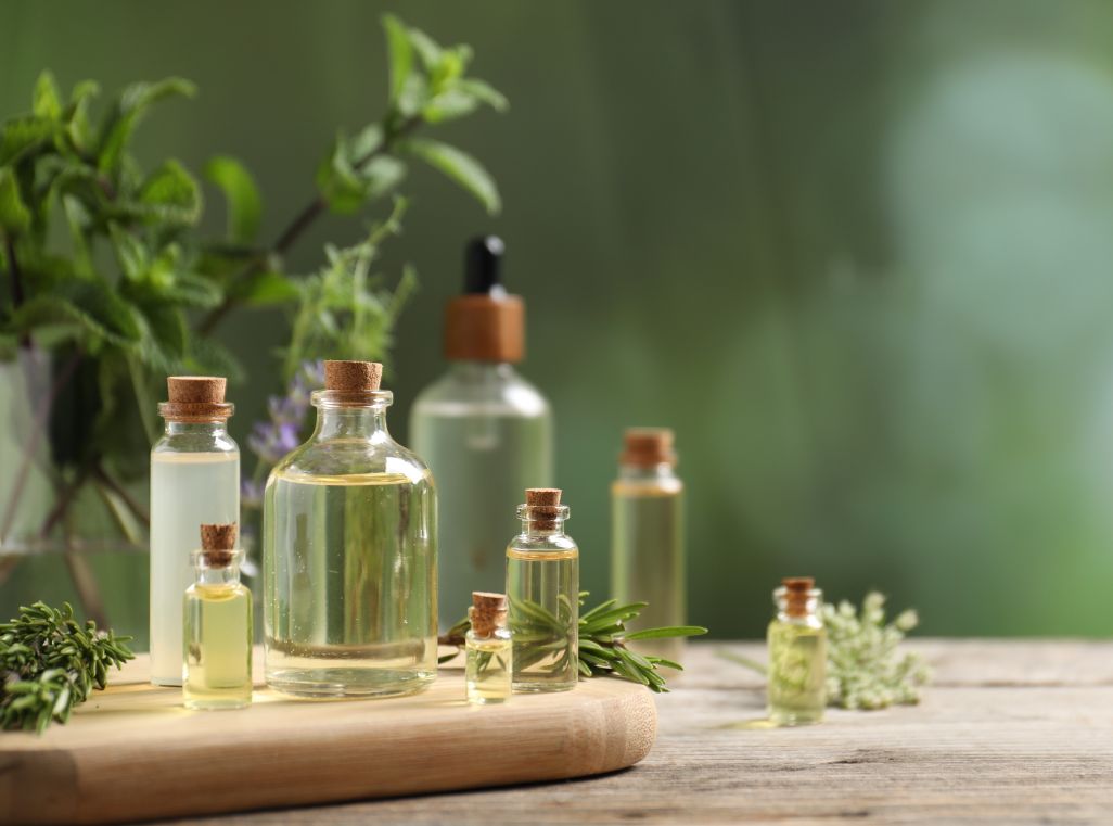 Foto met flesjes olie op de achtergrond