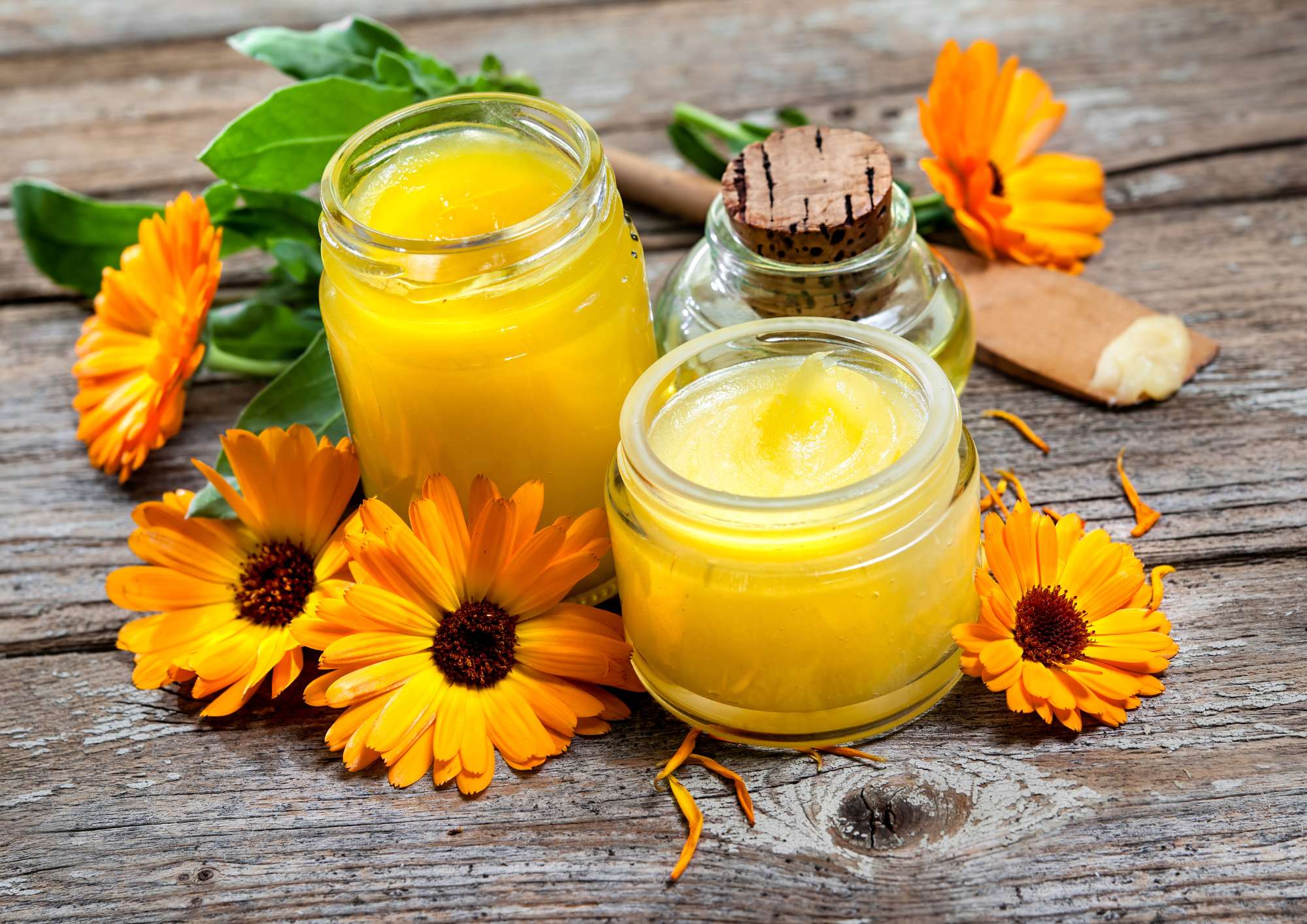 Calendulazalf met calandulabloemen