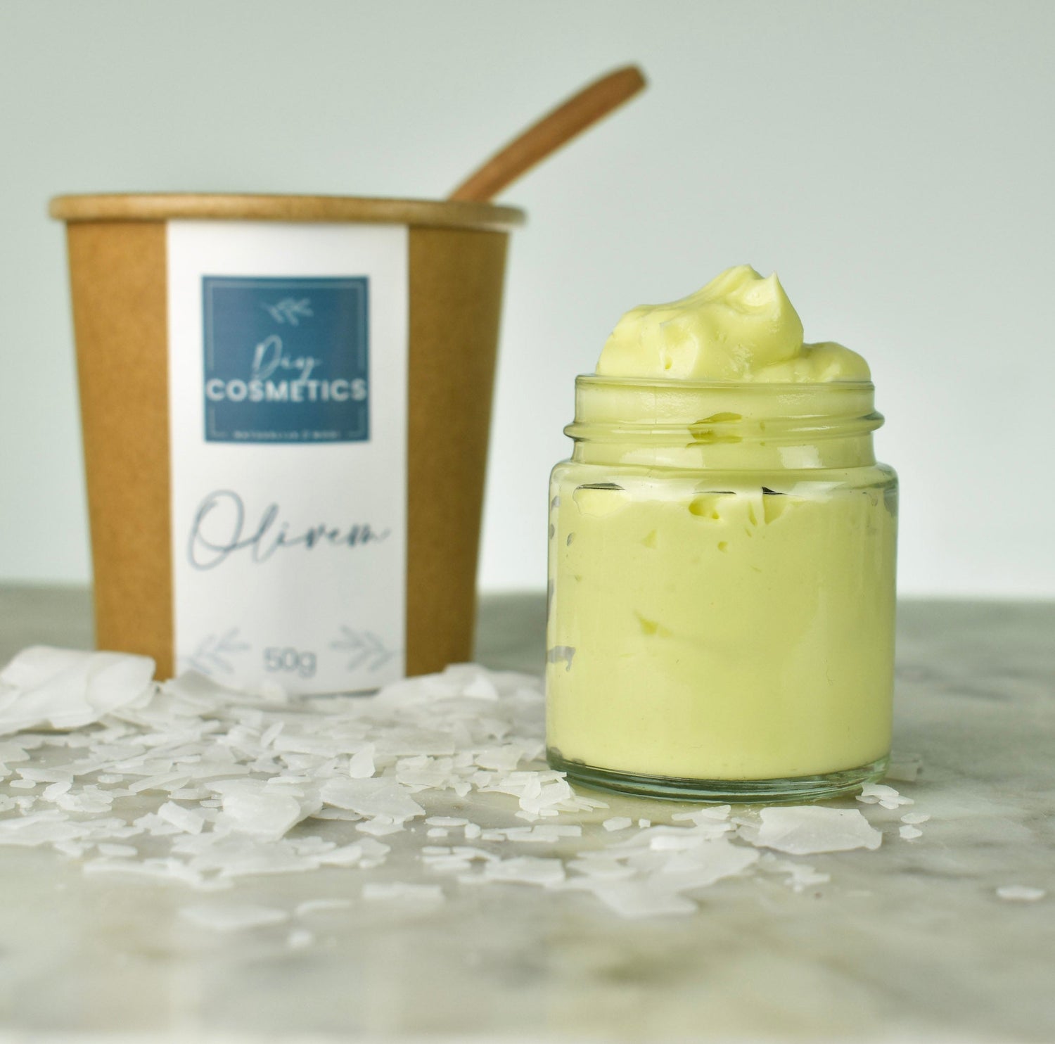 Foto van DIY creme met pot Olivem op de achtergrond