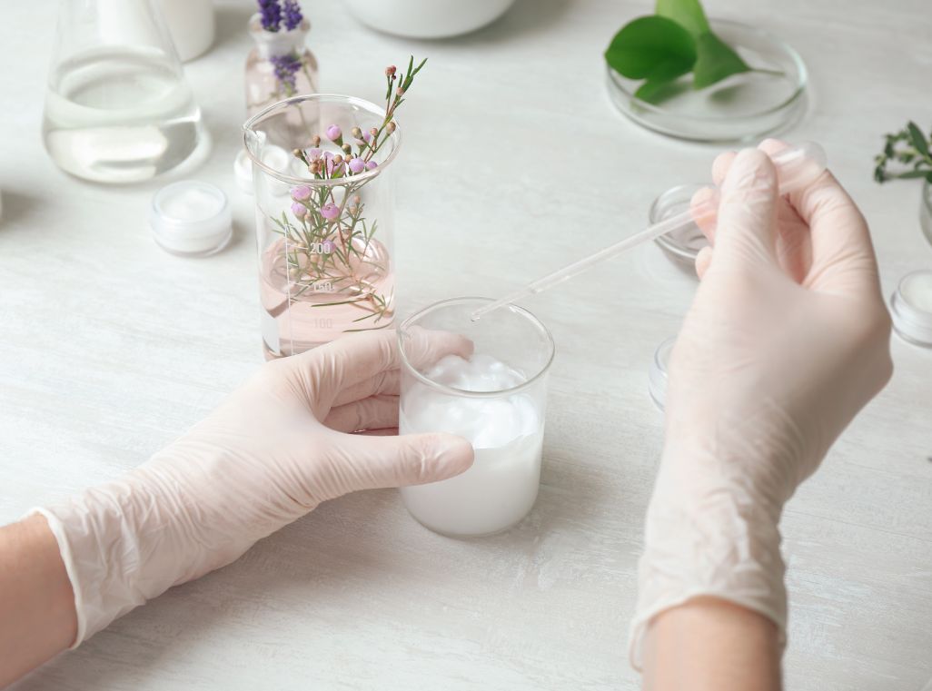 Vrouw voegt conserveermiddel toe aan zelfgemaakte creme