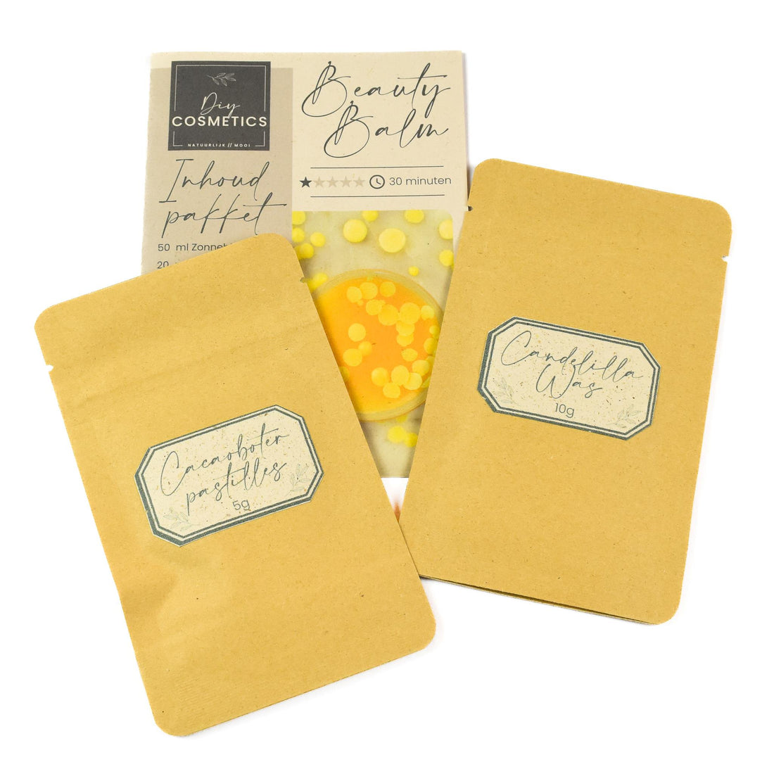Folder van het DIY beautybalm pakket met de candelillawas en cacaoboter in een kraft papieren stazak.