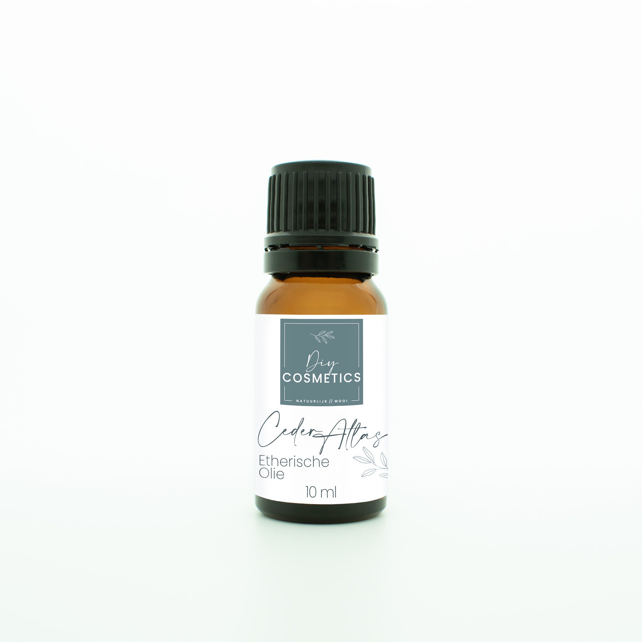 Biologische Ceder Atlas etherische olie in glazen amber kleurig flesje van 10 ml met glazen dop.