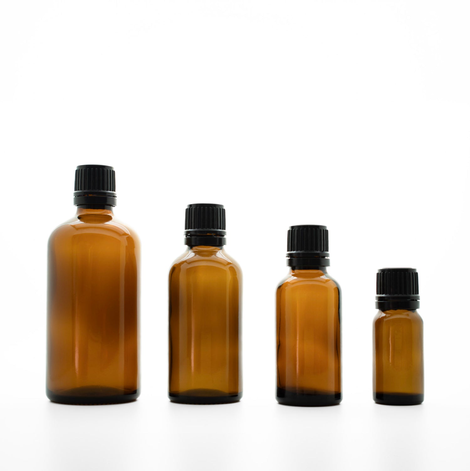 Amber glazen flesje met zwarte dop van 10ml, 30ml, 50ml en 100ml.