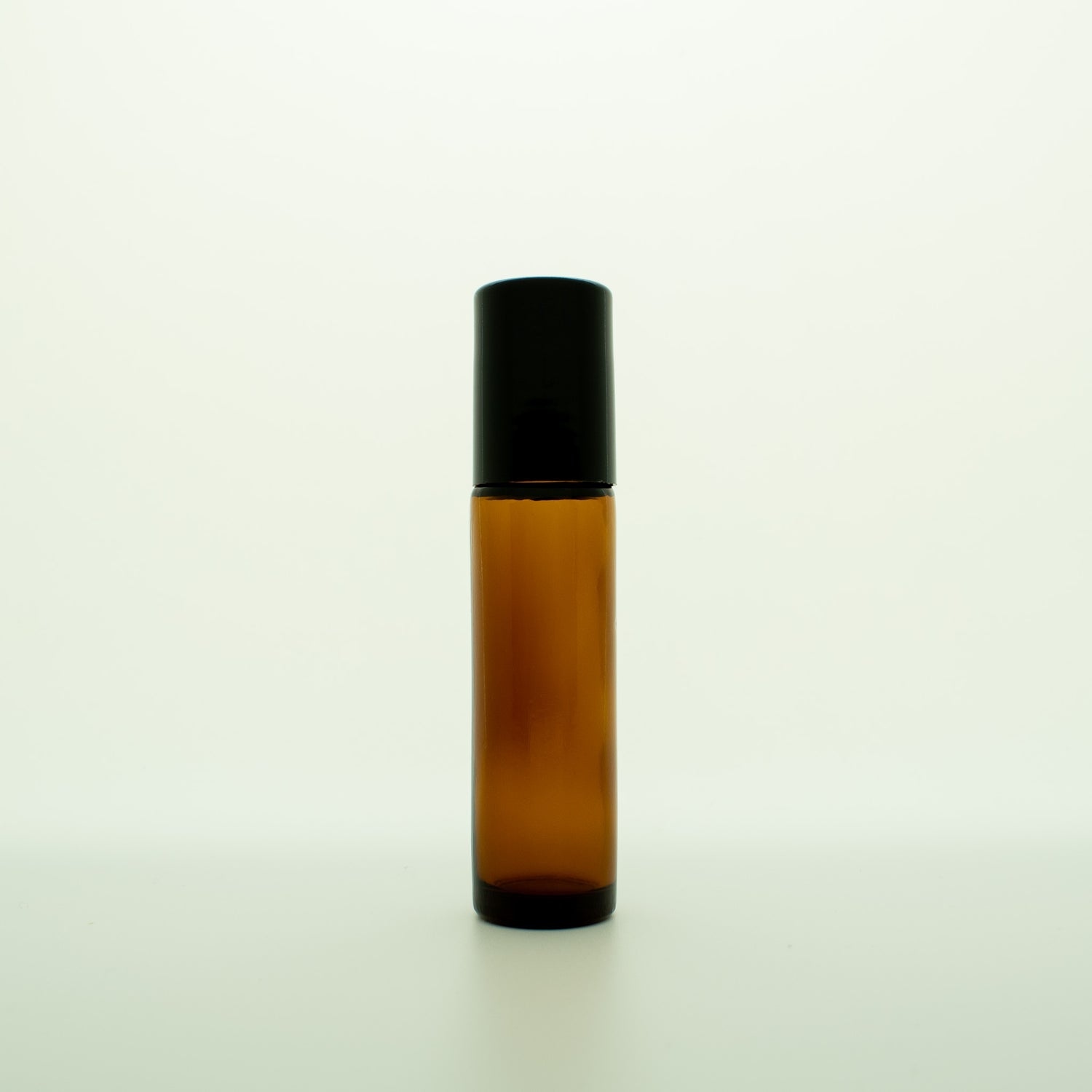 Roller flesje, 10 ml, van amber kleurig glas met zwarte dop.