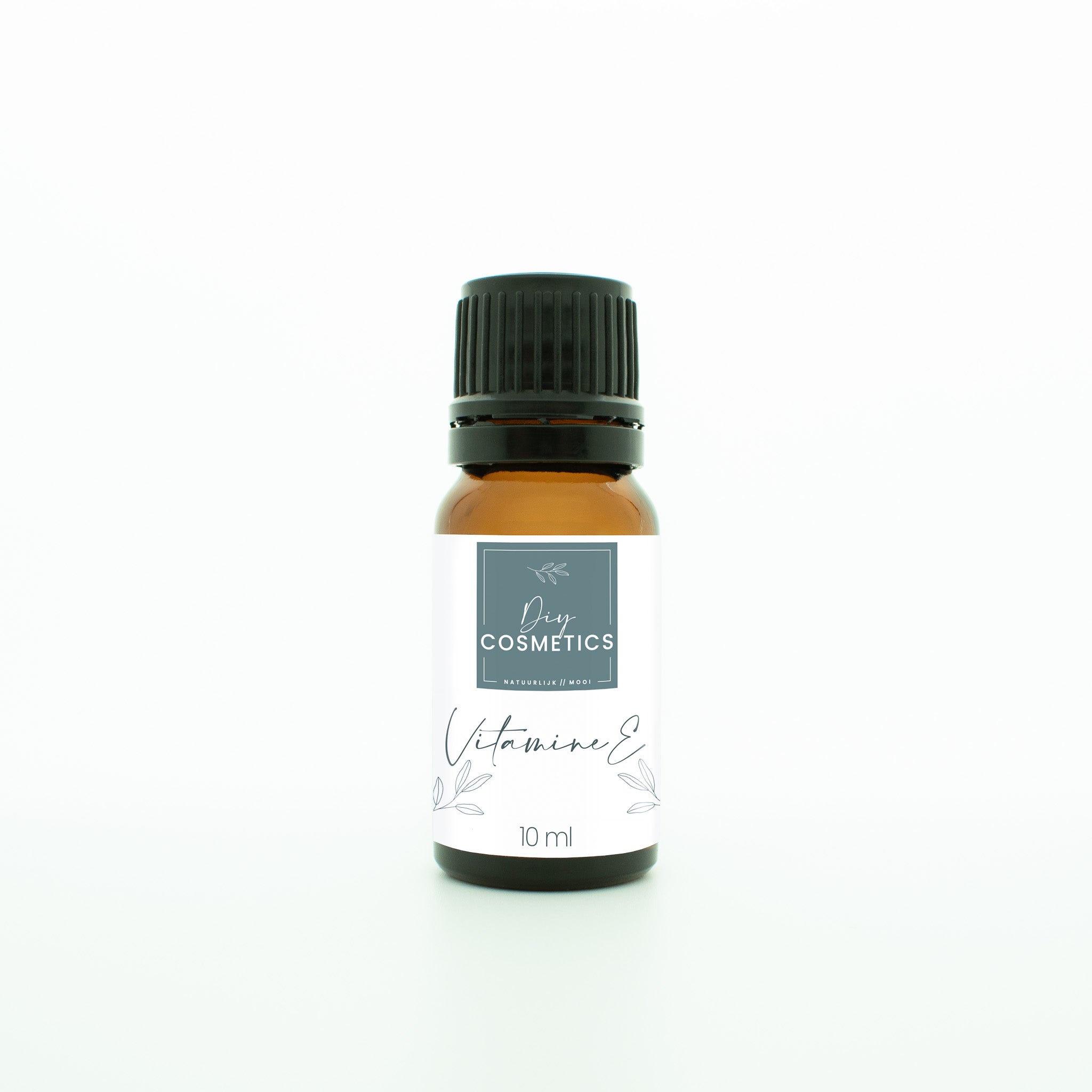 Amber glazen flesje van 10 ml met zwarte dop gevuld met Vitamine E Tocopherol.