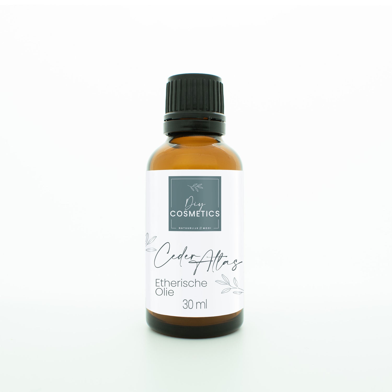 Biologische Ceder Atlas etherische olie in glazen amber kleurig flesje van 30 ml met glazen dop.