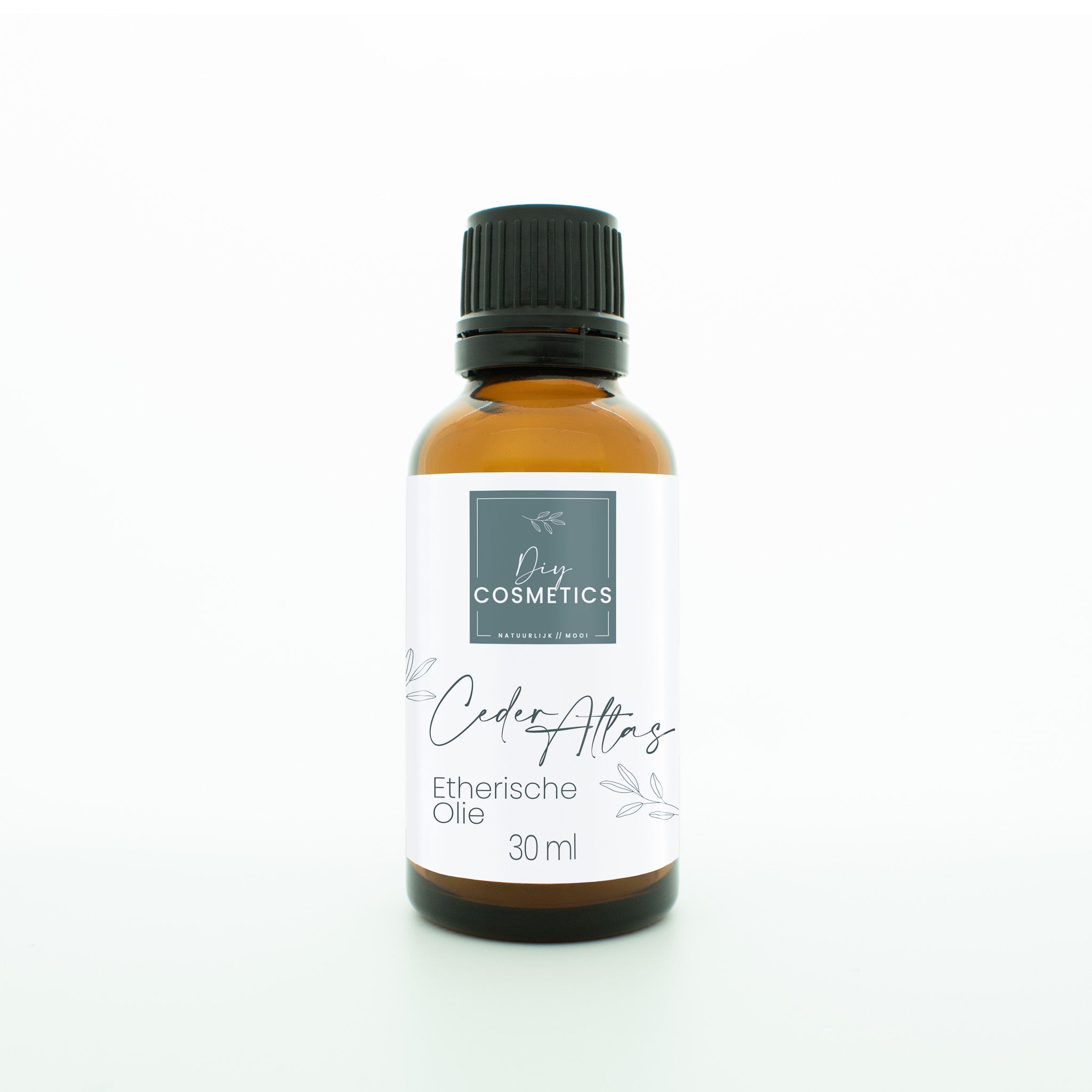 Biologische Ceder Atlas etherische olie in glazen amber kleurig flesje van 30 ml met glazen dop.